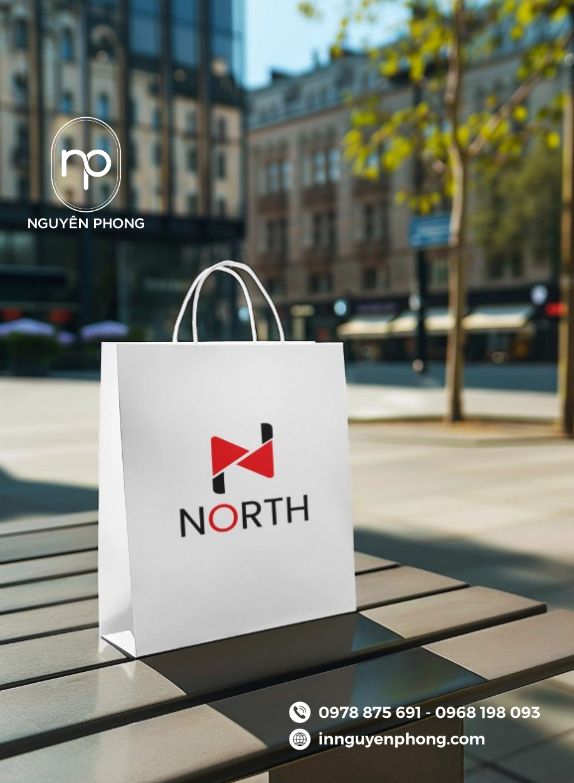 Logo công ty in trên túi giấy